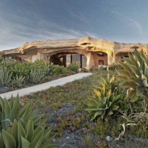 „Yabba-Dabba-Do!”, casa familiei Flintstone se afla in Malibu