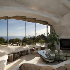 „Yabba-Dabba-Do!”, casa familiei Flintstone se afla in Malibu