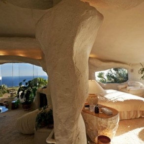 „Yabba-Dabba-Do!”, casa familiei Flintstone se afla in Malibu