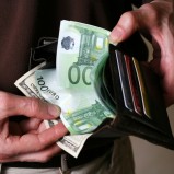 Cum şterg comisioanele tot câştigul din dobânda la depozit: dacă aveţi mai puţin de 500 de euro nu vă deranjaţi să îi mai duceţi la bancă